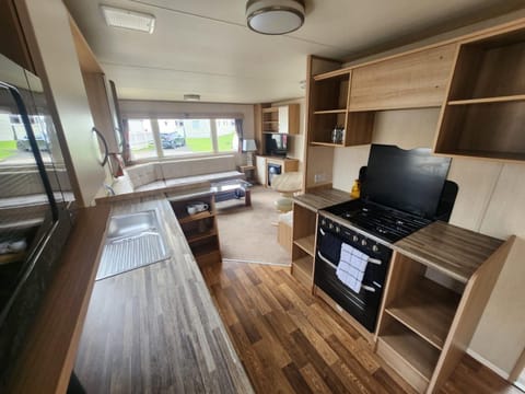 TV and multimedia, Kitchen or kitchenette, Living room, Seating area, stove