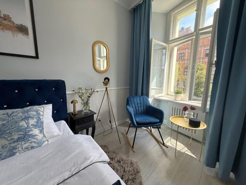 Bed, View (from property/room), Living room, Photo of the whole room, Seating area, Bedroom, City view, Landmark view