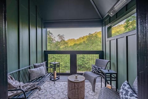 Stunning Views Private Sauna Fireplace Fire Pit House in Sugar Mountain