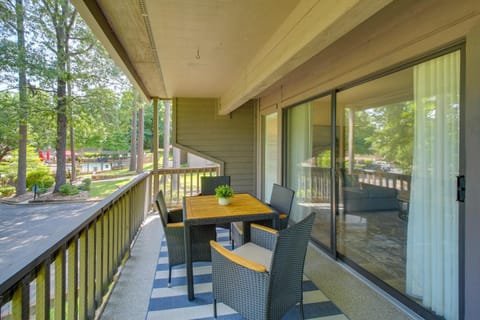 Pool-View Haven in Lake Hamilton! Apartment in Lake Hamilton