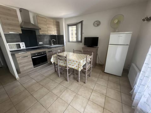 Appartement - piscine collective - terrasse - place de parking Apartment in Saintes-Maries-de-la-Mer