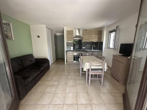 Appartement - piscine collective - terrasse - place de parking Apartment in Saintes-Maries-de-la-Mer