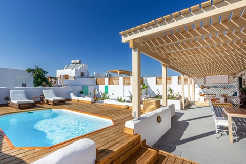Balcony/Terrace, Pool view, Swimming pool, sunbed