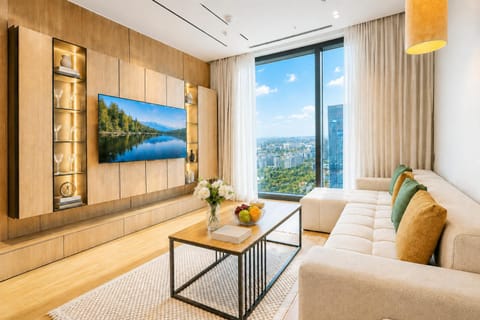 Natural landscape, TV and multimedia, View (from property/room), Living room, Seating area, City view, Garden view, Mountain view