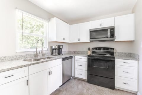 Coffee/tea facilities, Kitchen or kitchenette, dishwasher, oven, stove