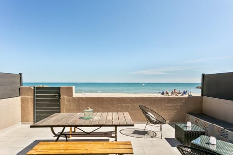 Patio, Natural landscape, View (from property/room), Balcony/Terrace, Dining area, Beach, Sea view