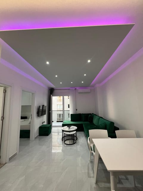 Kitchen or kitchenette, Living room, Seating area, Dining area, minibar, oven