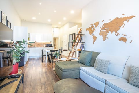 Kitchen or kitchenette, Living room, Seating area, Dining area