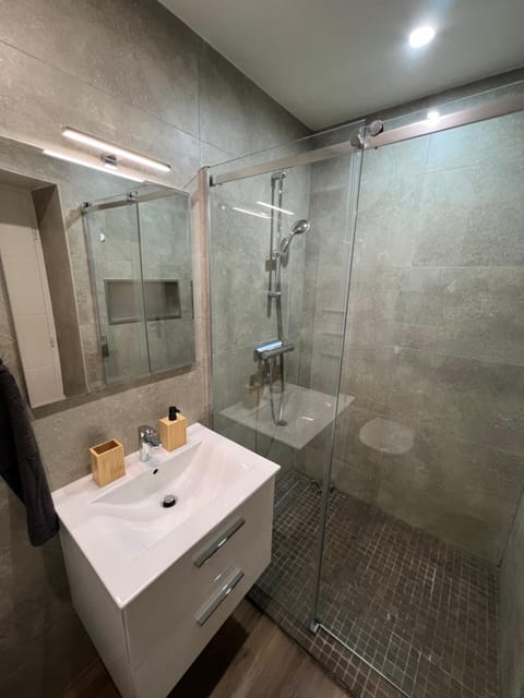 Shower, Bathroom, towels