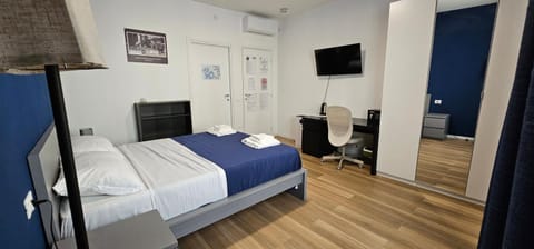 Bed, Hot Tub, TV and multimedia, Coffee/tea facilities, Photo of the whole room, Decorative detail, Bedroom, hair dryier, internet, safe, elevator, air conditioner