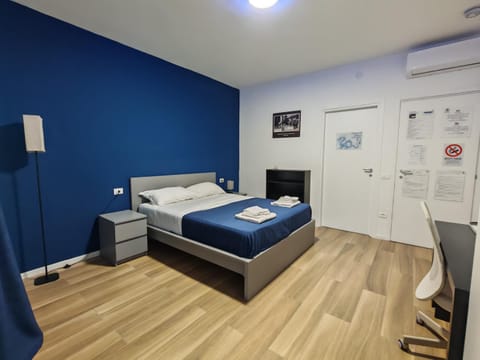 Bed, Hot Tub, TV and multimedia, Coffee/tea facilities, Photo of the whole room, Decorative detail, Bedroom, hair dryier, internet, safe, elevator, air conditioner