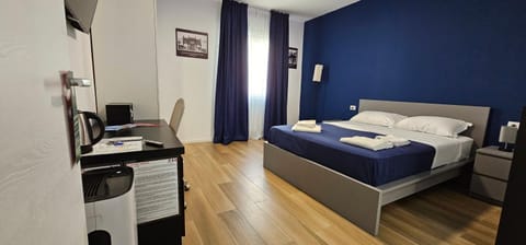 Bed, Hot Tub, TV and multimedia, Coffee/tea facilities, Photo of the whole room, Decorative detail, Bedroom, hair dryier, internet, safe, air conditioner