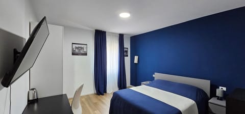 Bed, Hot Tub, TV and multimedia, Coffee/tea facilities, Photo of the whole room, Decorative detail, Bedroom, hair dryier, heating, internet, safe, elevator, air conditioner