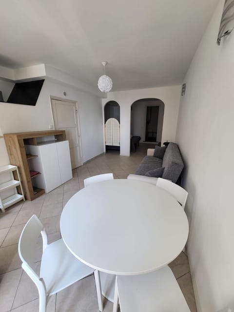 Living room, Photo of the whole room, Dining area