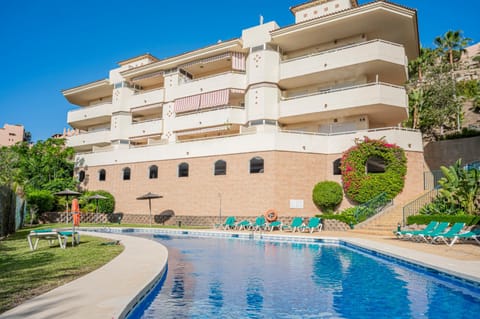 Property building, Swimming pool, sunbed