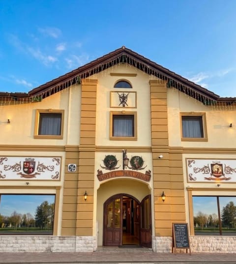 Property building, Facade/entrance, Day, Landmark view