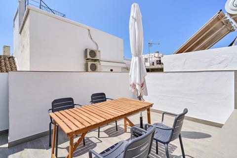 Property building, Balcony/Terrace, Living room