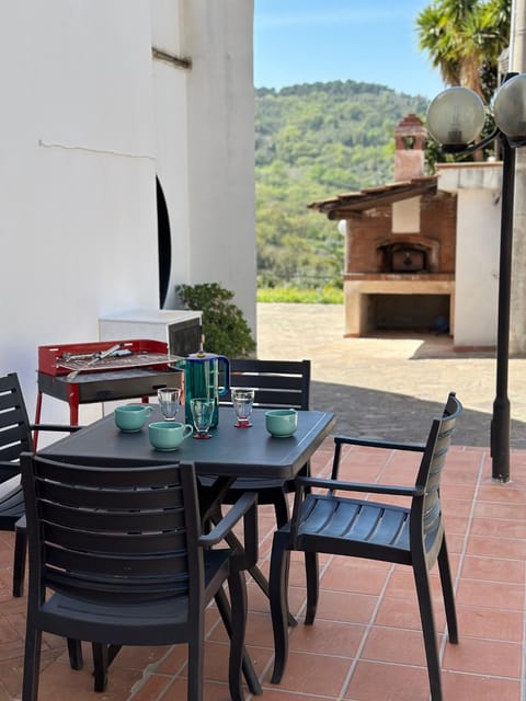 Property building, Patio, Balcony/Terrace