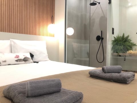 Bed, Bathroom, Photo of the whole room, Bedroom, towels