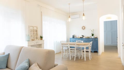 TV and multimedia, Coffee/tea facilities, Kitchen or kitchenette, Living room, Seating area, Dining area