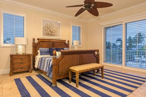 Angler & Ale- Waterfront Pool Home, Hot Tub & 60 Dock House in Marathon