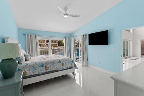 Aqua Vista- Luxury Waterfront Pool Home, 35' Dock! House in Key Colony Beach