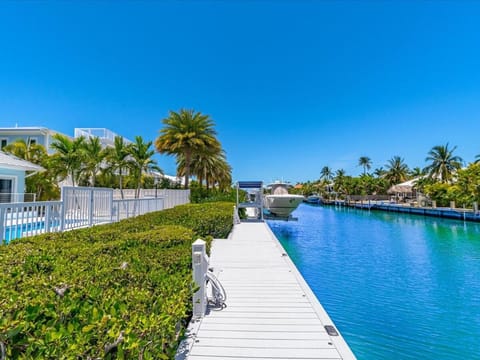 Aqua Vista- Luxury Waterfront Pool Home, 35' Dock! House in Key Colony Beach