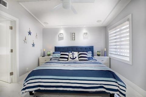 Casa Blanca - Waterfront Pool Home, Game Room, 45' Dock House in Key Colony Beach