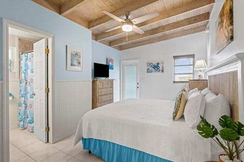 Casita Blanca- Charming Waterfront Home, Beach Club w Pool, 30' Dock House in Key Colony Beach