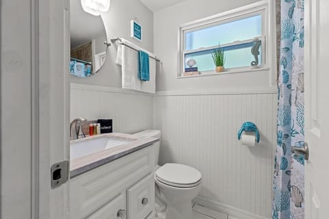 Casita Blanca- Charming Waterfront Home, Beach Club w Pool, 30' Dock House in Key Colony Beach