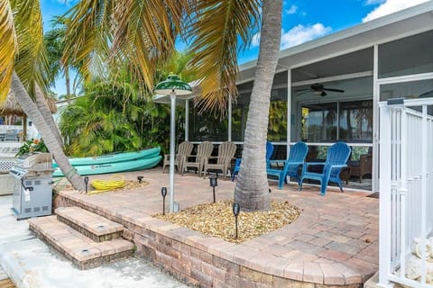 Casita Blanca- Charming Waterfront Home, Beach Club w Pool, 30' Dock House in Key Colony Beach