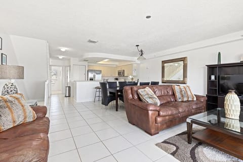 Flip Flop Inn - Pet Friendly, Waterfront Townhome with Pool House in Key Colony Beach