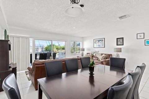 Flip Flop Inn - Pet Friendly, Waterfront Townhome with Pool House in Key Colony Beach