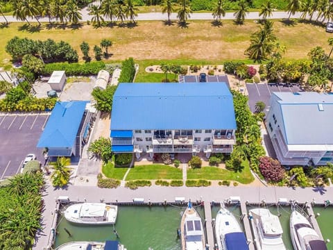 Flip Flop Inn - Pet Friendly, Waterfront Townhome with Pool House in Key Colony Beach