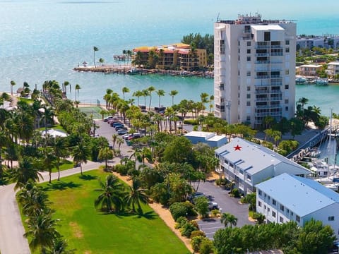 Dolphin Cove- Pet Friendly Waterfront Townhome w Pool House in Key Colony Beach