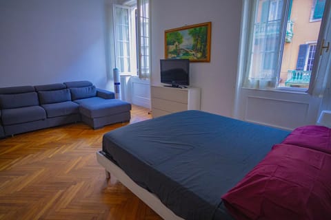 Bed, Photo of the whole room, Seating area, Bedroom