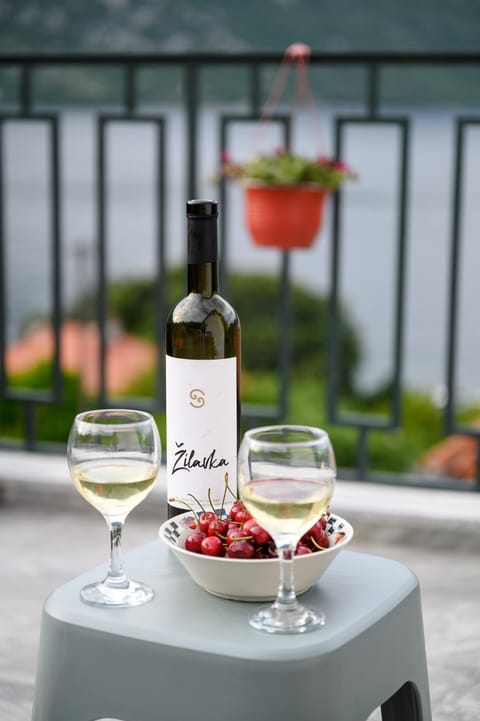 Mountain view, Sea view