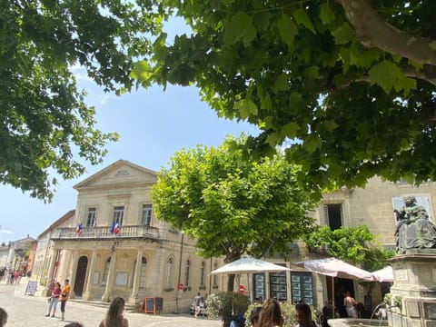 Neighbourhood, Location