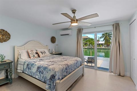 Keys Dream - Luxury Waterfront Home, Beach Club w Pool, 37' Dock House in Key Colony Beach