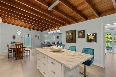 Keys Dream - Luxury Waterfront Home, Beach Club w Pool, 37' Dock House in Key Colony Beach