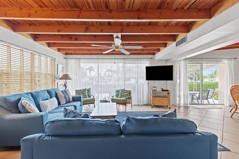 My Beach Key - Waterfront Home, 32' Dock, Tiki Hut, Beach Club Access w Pool House in Key Colony Beach