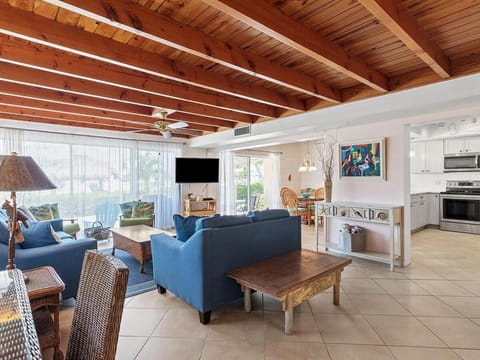 My Beach Key - Waterfront Home, 32' Dock, Tiki Hut, Beach Club Access w Pool House in Key Colony Beach