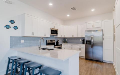 Ocean Oasis- Waterfront Pool Home, 35' Dock House in Key Colony Beach