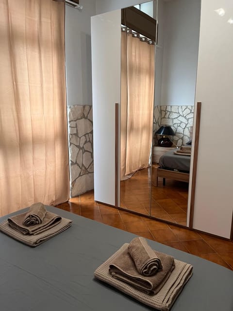 Photo of the whole room, towels, wardrobe
