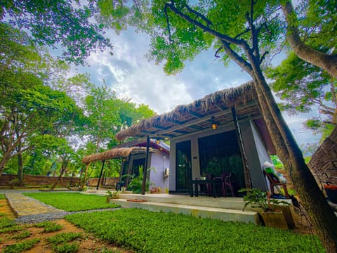 Property building, Day, Natural landscape, Garden, Garden view