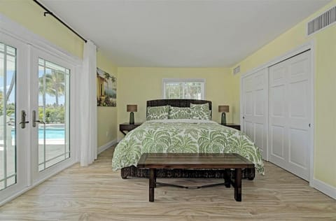 Pier Pressure - Luxury Waterfront Pool Home, 100' Dock House in Marathon