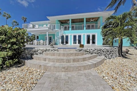 Pier Pressure - Luxury Waterfront Pool Home, 100' Dock House in Marathon