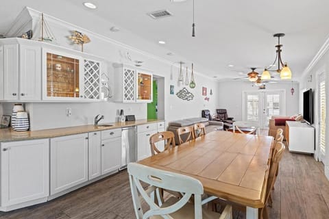 Paradise Cove - Waterfront Private Pool Home, 2 Mins to Open Gulf, 60' Dock House in Marathon