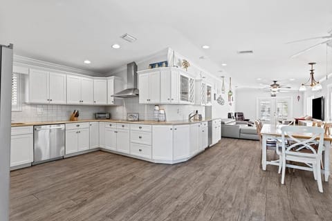 Paradise Cove - Waterfront Private Pool Home, 2 Mins to Open Gulf, 60' Dock House in Marathon