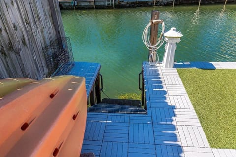 Paradise Cove - Waterfront Private Pool Home, 2 Mins to Open Gulf, 60' Dock House in Marathon